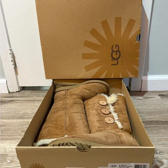 NWT & Box UGG Tan Winter Boots with Sheepskin Lining - Picture 8 of 10
